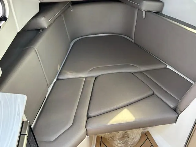 Slide: The Image of Hurricane SunDeck 3200 OB 2025 - 17