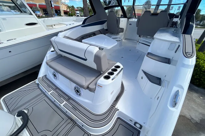 Slide: The Image of Hurricane SunDeck 3200 OB 2025 - 5