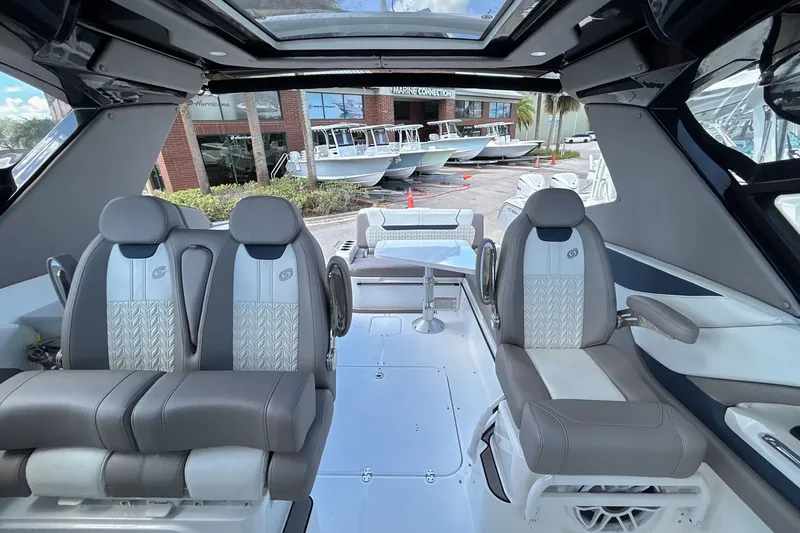 Slide: The Image of Hurricane SunDeck 3200 OB 2025 - 11