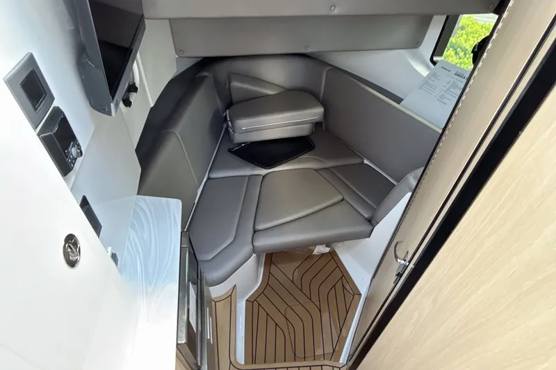 Slide: The Image of Hurricane SunDeck 3200 OB 2025 - 15