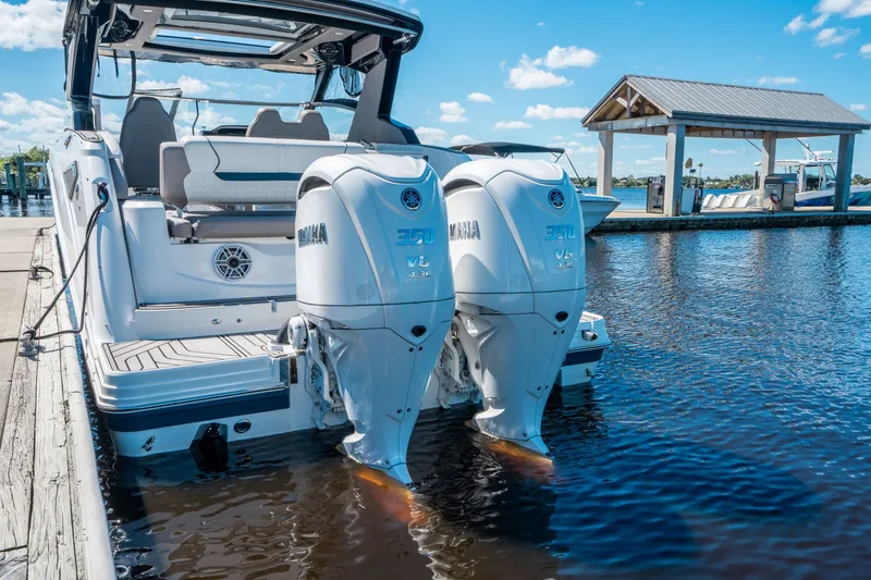 Slide: The Image of Hurricane SunDeck 3200 OB 2025 - 25