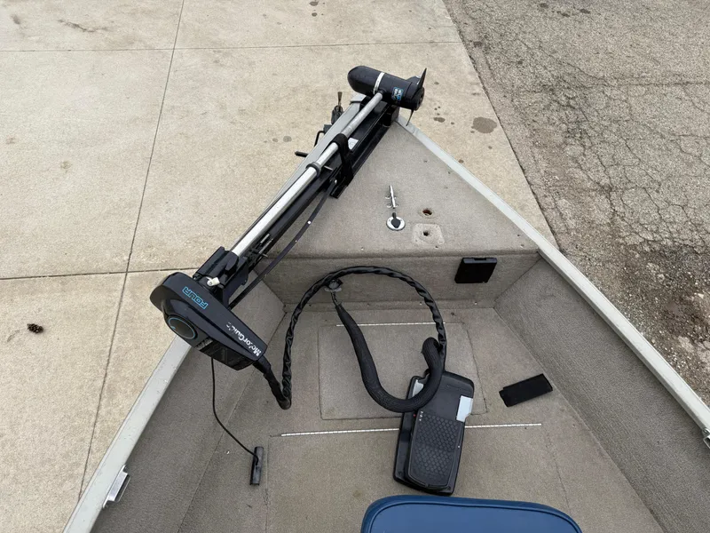 Slide: The Image of 1989 Fisher 16 Pro Avenger SC boat with trolling motor on deck. - 9