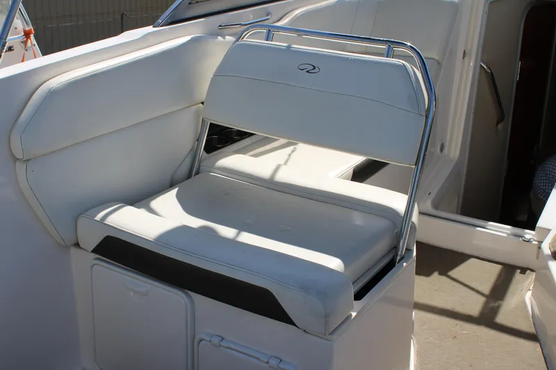 Slide: The Image of White seating area on a 2006 Regal 2565 Window Express boat. - 12