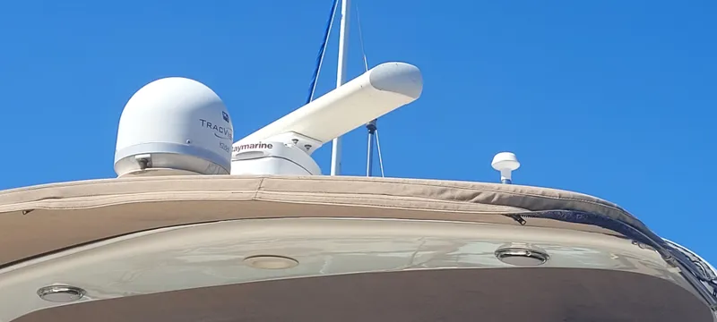 Slide: The Image of 1998 Sea Ray 450 Sundancer yacht with radar equipment against clear blue sky. - 41