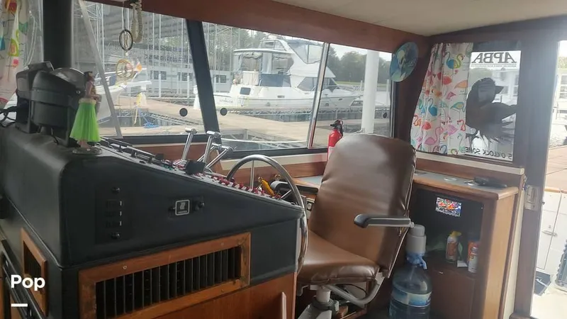 Slide: The Image of 1993 Bayliner 3888 for sale in Demopolis, AL - 15