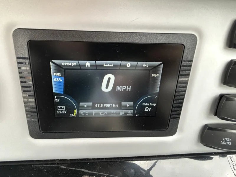 Slide: The Image of Yamaha Boats SX 210 2021 dashboard display showing speed, fuel level, and other metrics. - 4