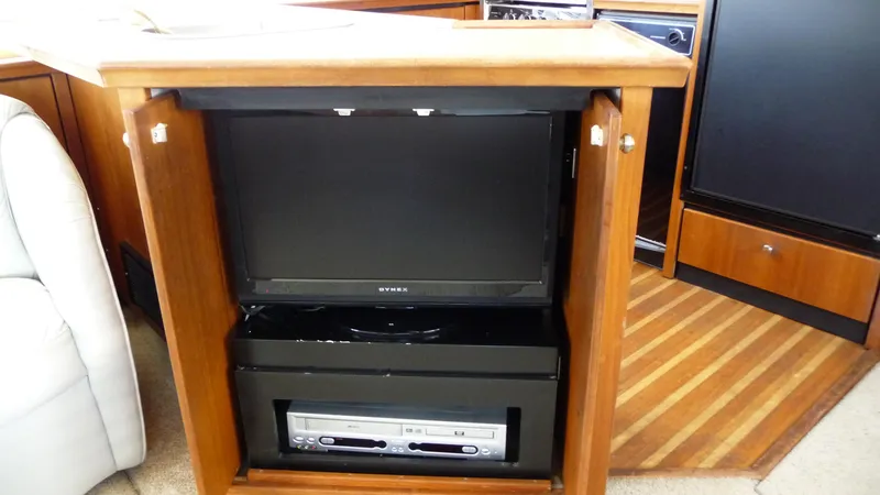 Slide: The Image of 1995 Bayliner 4788 Pilot House Motoryacht interior with TV and entertainment system. - 31