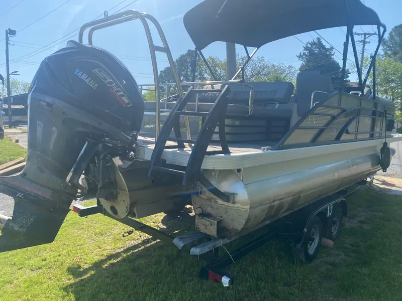 Slide: The Image of 2022 Bennington LX 24 Swingback pontoon boat with Yamaha outboard motor on trailer. - 4