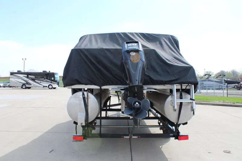 Slide: The Image of 2014 Sun Tracker Bass Buggy 18 DLX pontoon boat with cover, rear view. - 31