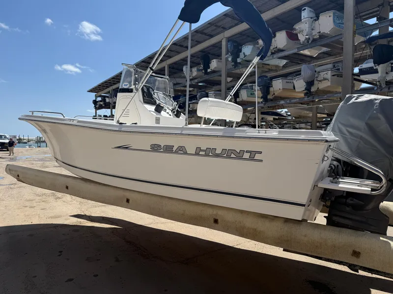 Slide: The Image of 2007 Sea Hunt 202 TRITON boat on a lift, under a clear blue sky. - 3