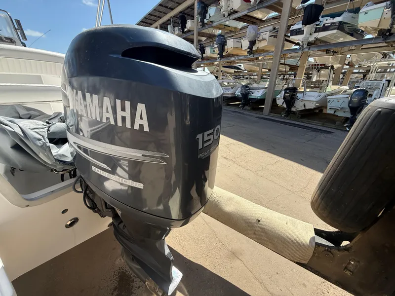 Slide: The Image of Outboard motor on a 2007 Sea Hunt 202 TRITON boat in a marina. - 5