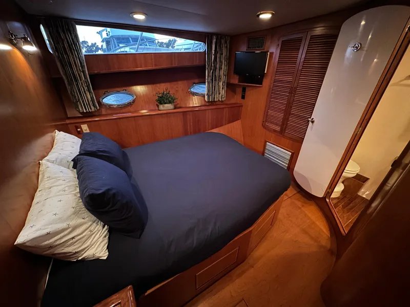 Slide: The Image of Luxurious cabin interior of 1999 Mikelson Long-Range Luxury Sportfish yacht. - 31
