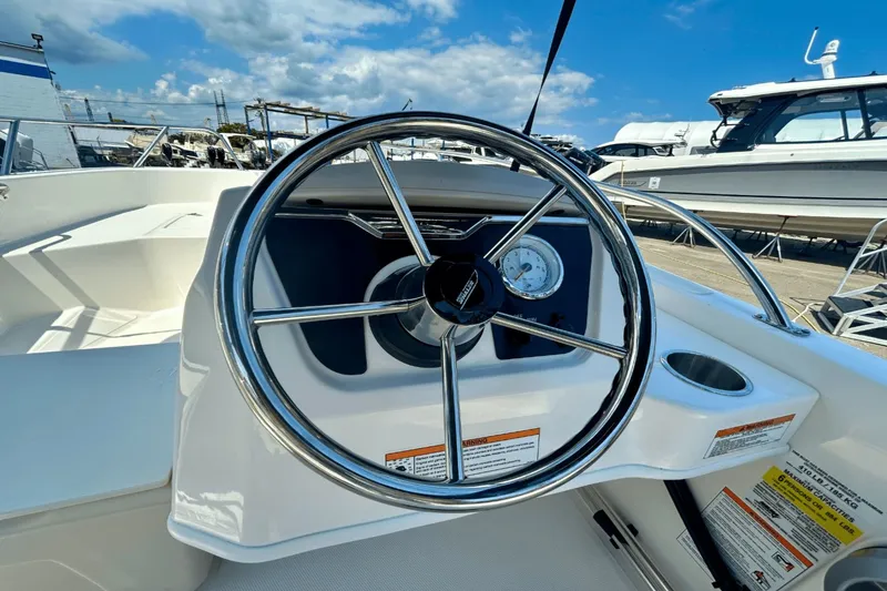 Slide: The Image of Boston Whaler 160 Super Sport 2025 - 11
