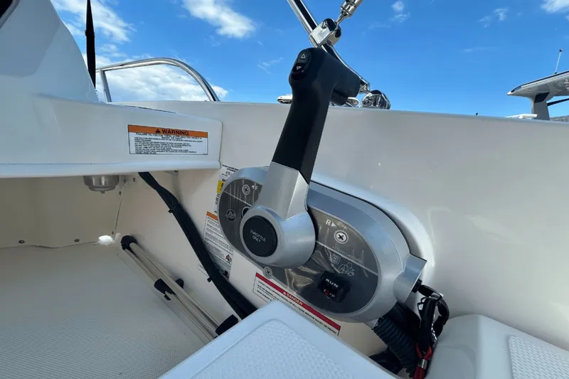 Slide: The Image of Boston Whaler 160 Super Sport 2025 - 12