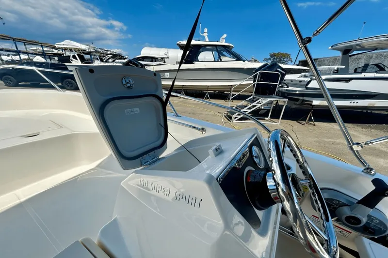 Slide: The Image of Boston Whaler 160 Super Sport 2025 - 14