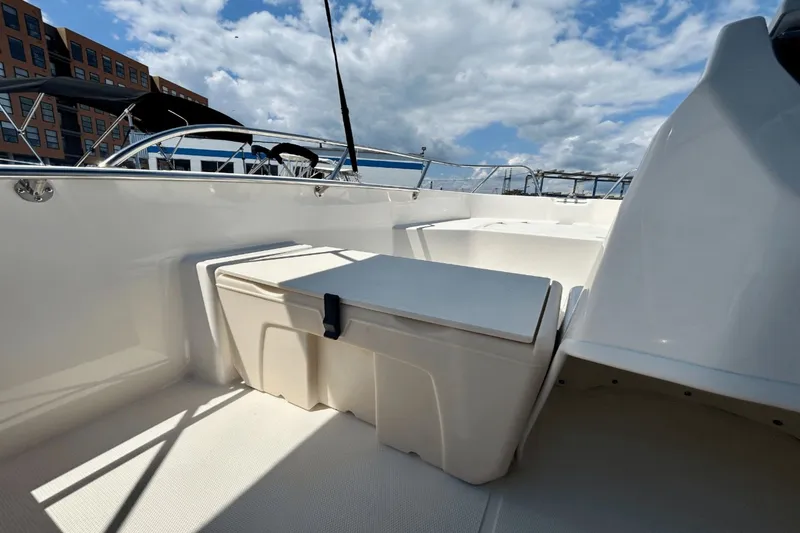 Slide: The Image of Boston Whaler 160 Super Sport 2025 - 15