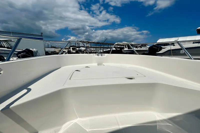 Slide: The Image of Boston Whaler 160 Super Sport 2025 - 17