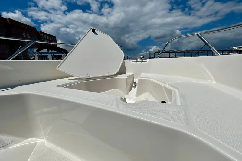 Slide: The Image of Boston Whaler 160 Super Sport 2025 - 18