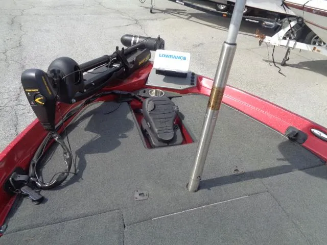 Slide: The Image of 2016 Ranger Z175 boat deck with Lowrance fishfinder and trolling motor. - 4