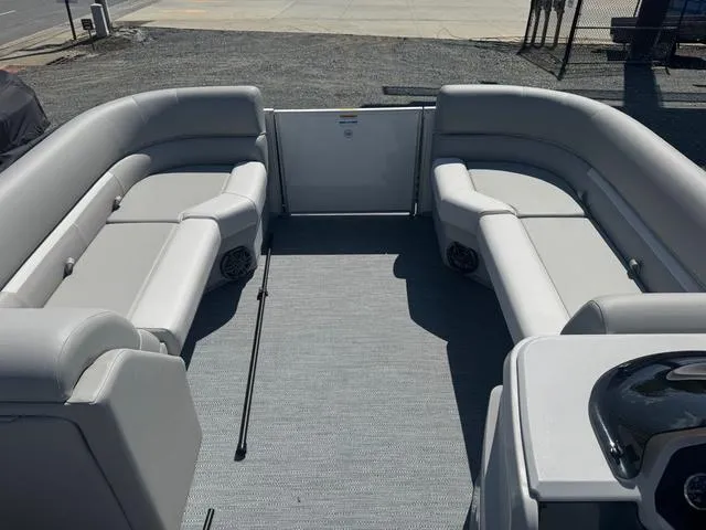 Slide: The Image of Godfrey Sweetwater 2286 SBX TriToon - 150 Suzuki 2025 - 10