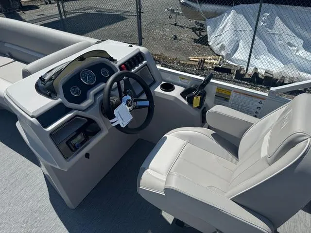 Slide: The Image of Godfrey Sweetwater 2286 SBX TriToon - 150 Suzuki 2025 - 9