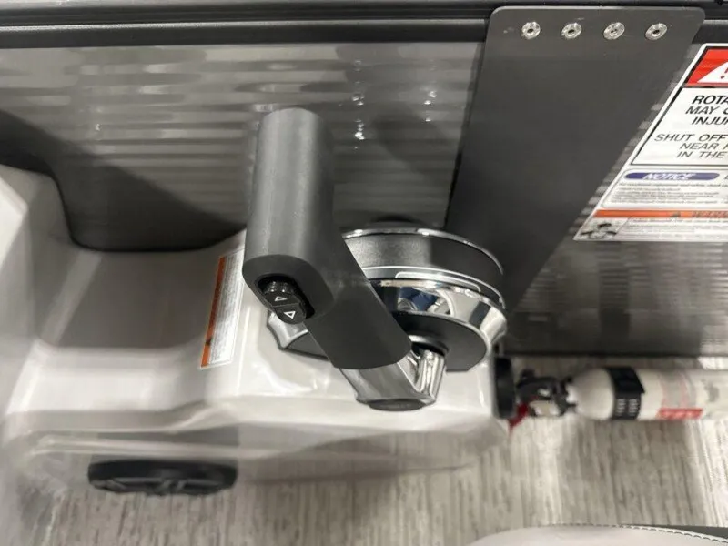 Slide: The Image of Throttle control of 2025 Bennington SX Swingback 22 SXSB pontoon boat. - 24