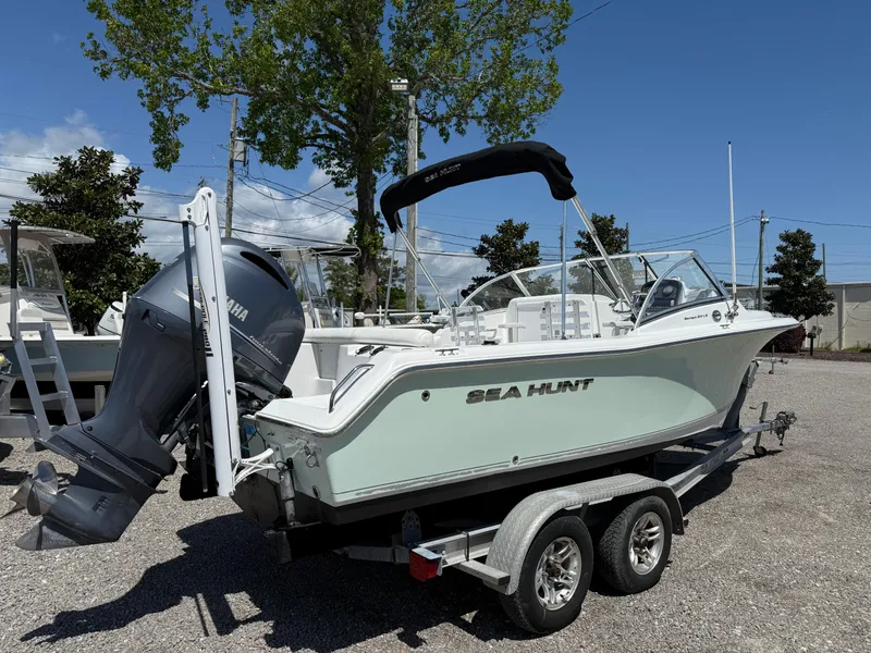 Slide: The Image of 2014 Sea Hunt Escape 211 LE boat on trailer, featuring Yamaha outboard motor. - 5
