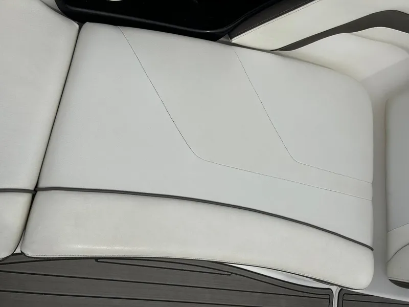 Slide: The Image of White seating on a 2015 Yamaha Boats 242 Limited S. - 23
