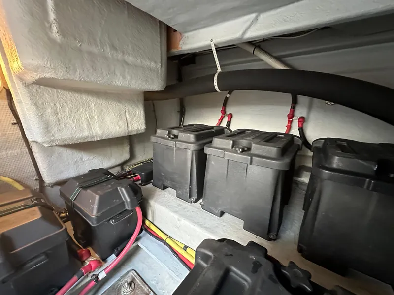 Slide: The Image of Meridian 580 Pilothouse 2004 - 104