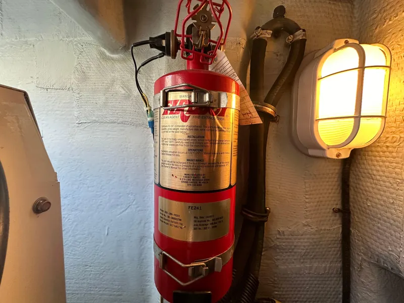 Slide: The Image of Meridian 580 Pilothouse 2004 - 105