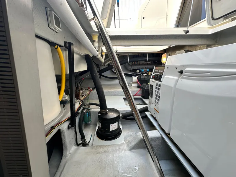 Slide: The Image of Meridian 580 Pilothouse 2004 - 109