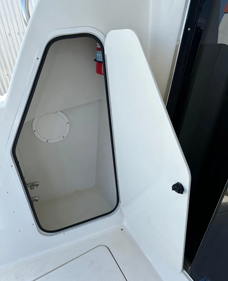 Slide: The Image of Meridian 580 Pilothouse 2004 - 118