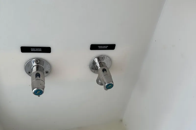 Slide: The Image of Meridian 580 Pilothouse 2004 - 119