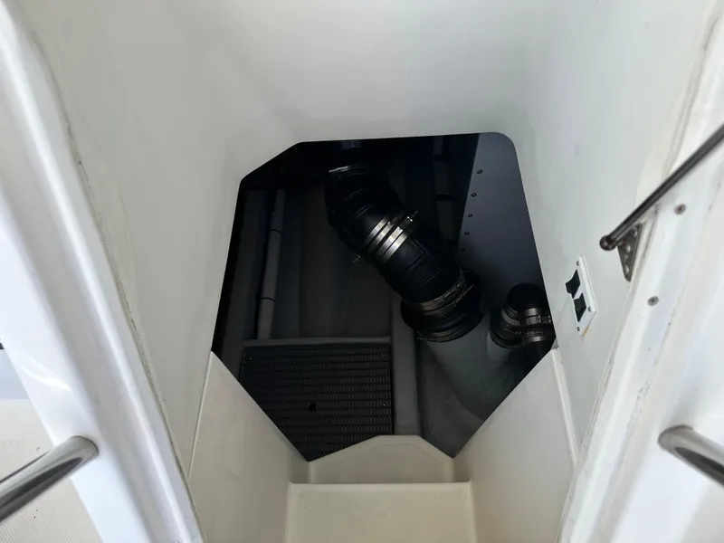 Slide: The Image of Meridian 580 Pilothouse 2004 - 121