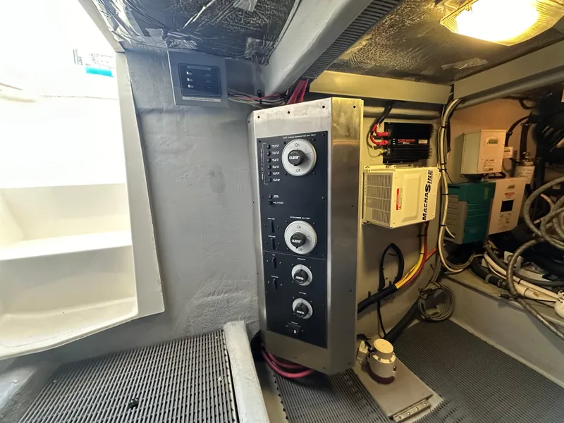 Slide: The Image of Meridian 580 Pilothouse 2004 - 125