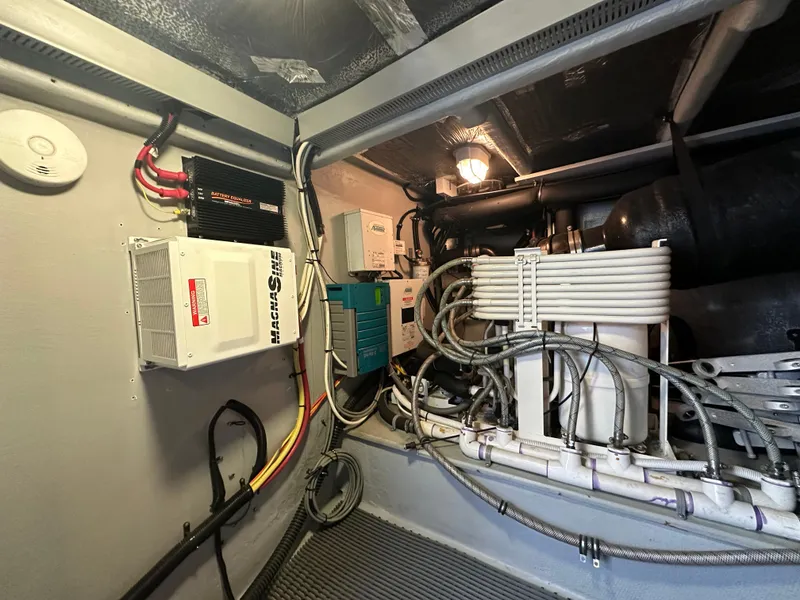 Slide: The Image of Meridian 580 Pilothouse 2004 - 126