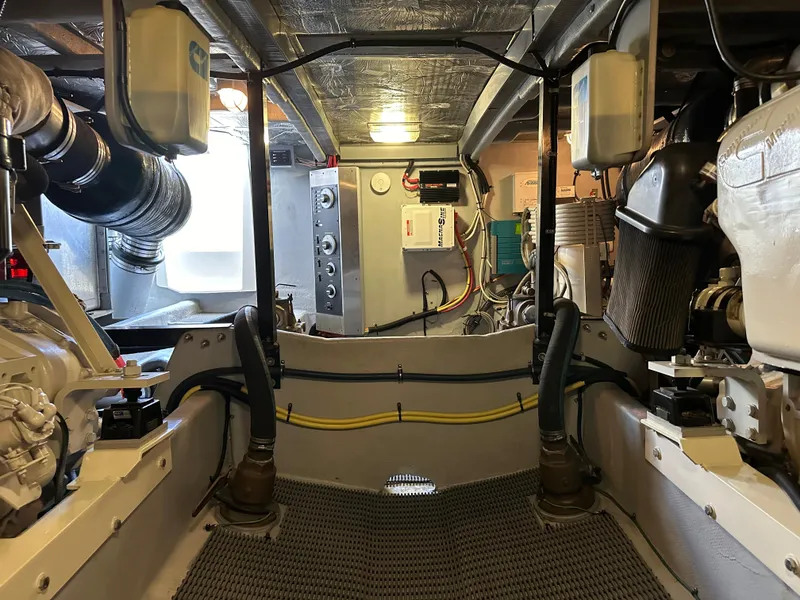 Slide: The Image of Meridian 580 Pilothouse 2004 - 136