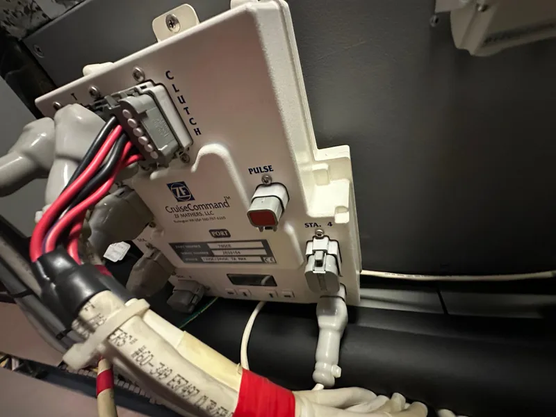 Slide: The Image of Meridian 580 Pilothouse 2004 - 153