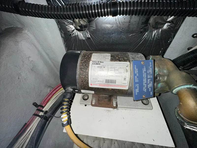 Slide: The Image of Meridian 580 Pilothouse 2004 - 158