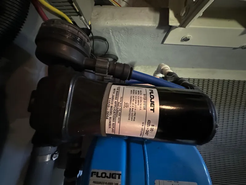 Slide: The Image of Meridian 580 Pilothouse 2004 - 160