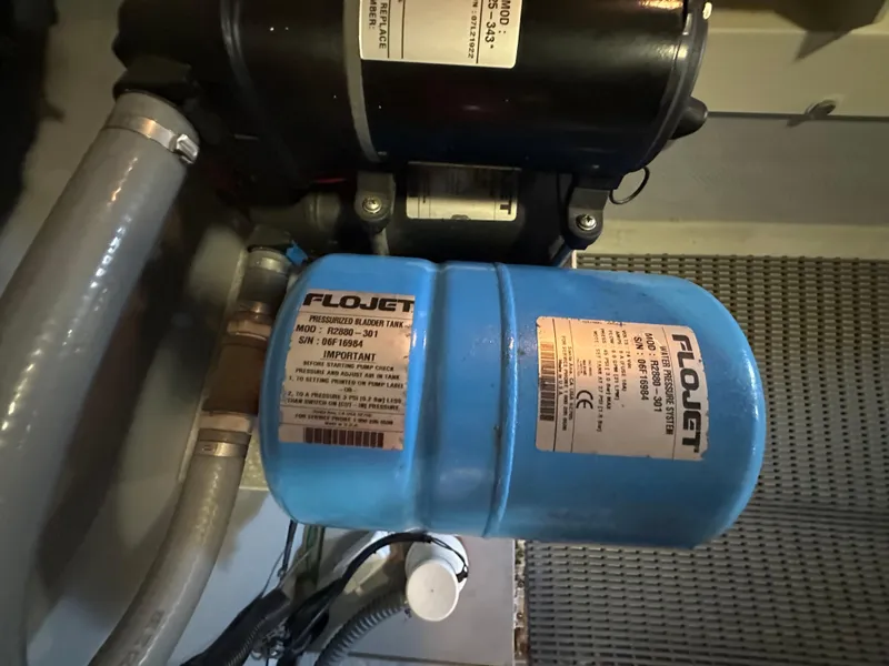 Slide: The Image of Meridian 580 Pilothouse 2004 - 161