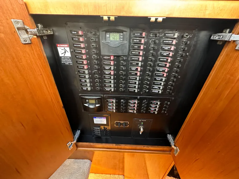 Slide: The Image of Meridian 580 Pilothouse 2004 - 60