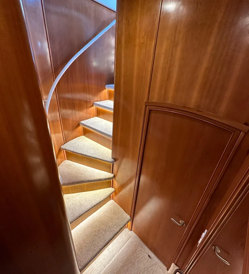 Slide: The Image of Meridian 580 Pilothouse 2004 - 90