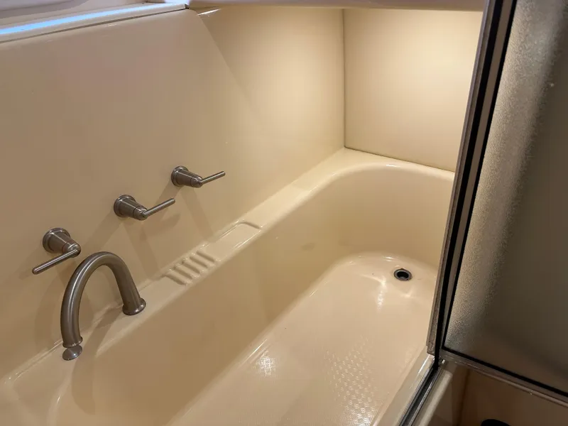 Slide: The Image of Meridian 580 Pilothouse 2004 - 95