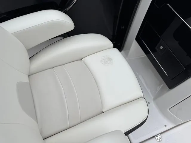 Slide: The Image of White leather seat on 2016 Yamaha Boats 242 Limited S. - 11