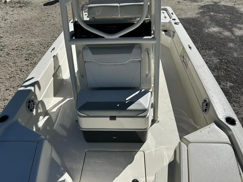 Slide: The Image of Skeeter SX241 2024 - 11