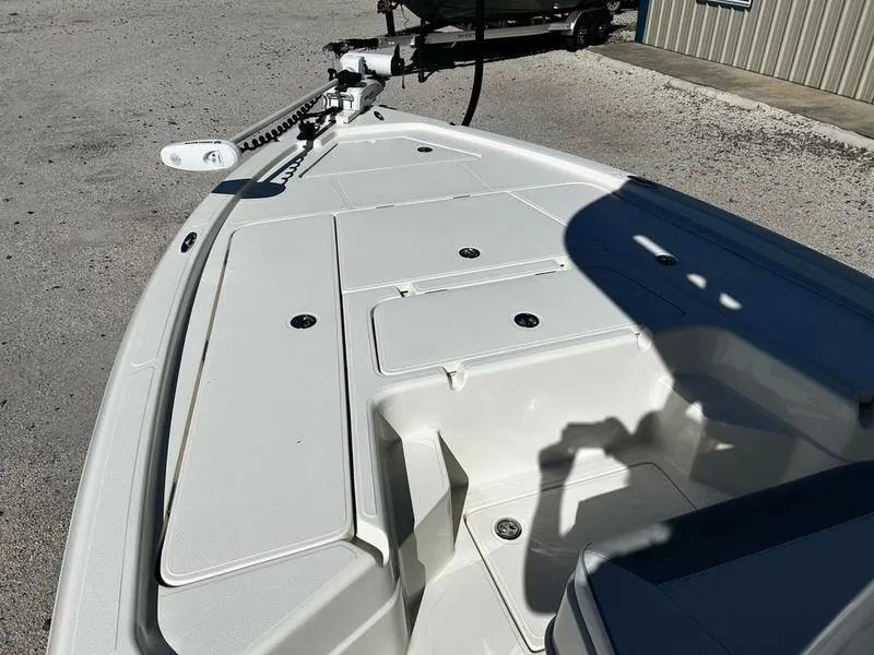 Slide: The Image of Skeeter SX241 2024 - 12