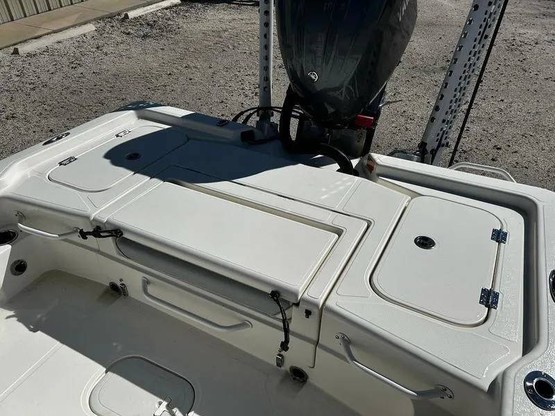 Slide: The Image of Skeeter SX241 2024 - 9