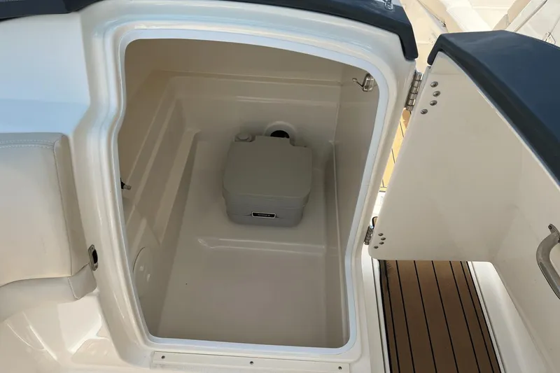 Slide: The Image of Boston Whaler 230 Vantage 2014 - 10