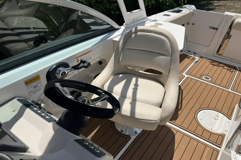 Slide: The Image of Boston Whaler 230 Vantage 2014 - 23
